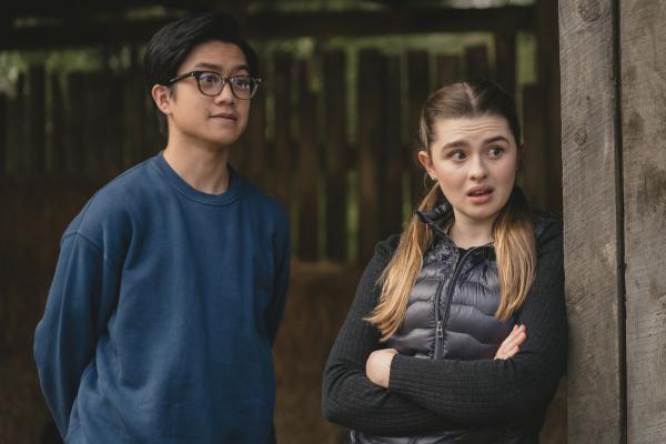 Bild 1 von 4: Caleb (Joshua Tan, l.) und Natascha (Antonia Robinson) haben mitbekommen, dass Tom verdächtigt wird, das Rennpferd mit Arsen vergiftet zu haben, und dass er die Leitung des Reitstalls an Ginty, der Chefin von Dulmoth Park, übergeben muss.