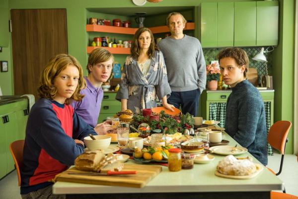 Bild 1 von 8: Im Bild: Arsseni Bultmann (Joachim 'Josse' mit 14 Jahren), Casper von Bülow (Philipp Meyerhoff), Laura Tonke (Iris, Mutter), Devid Striesow (Richard, Vater).