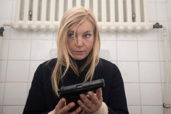 Bild 1 von 15: Judith (Nadja Uhl) überlegt, was sie mit der Waffe macht.