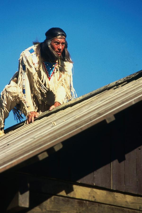 Bild 1 von 10: Winnetou (Pierre Brice) überlistet die Holzfäller mit einem alten Indianertrick.