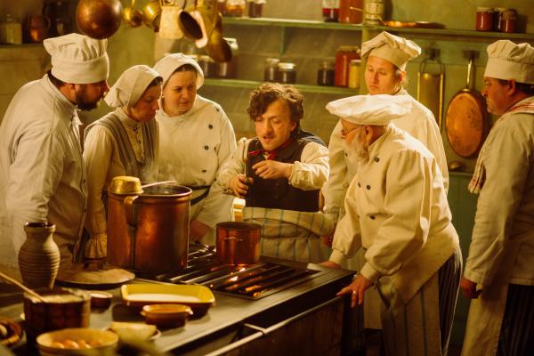 Bild 1 von 15: Zwerg Nase (Mick Mehnert, M.) überzeugt als Koch.