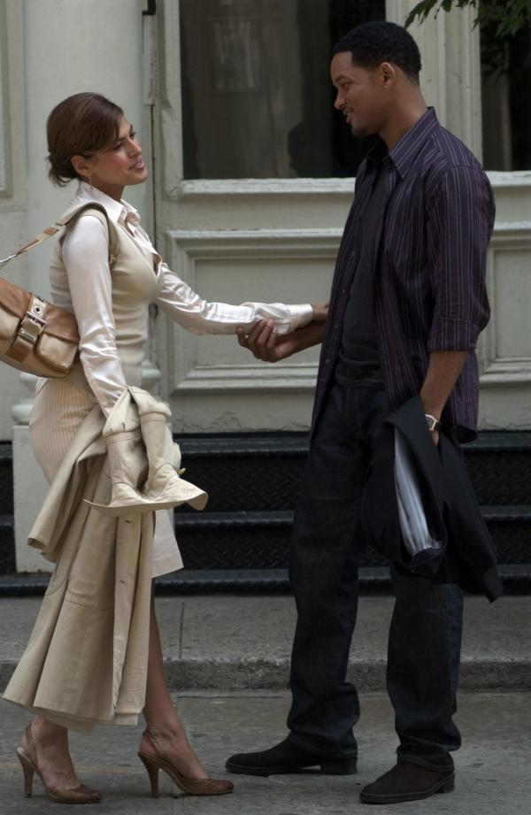 Bild 1 von 29: Der ultimative Profi-Junggeselle Hitch (Will Smith, r.) verliebt sich Hals über Kopf ausgerechnet in die Frau (Eva Mendes, l.), der die große Story fehlt, um ihr Karriereziel zu erreichen: Eine Enthüllungsgeschichte über Manhattans berühmtesten Date-Doktor und seine wahre Identität ...
