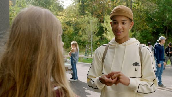 Bild 1 von 3: Jonas (Christopher Nordlie, rechts) und Tara (Maya Ystenes, links) lernen sich zufällig auf dem Schulhof kennen.© ZDF/NRK Super - Honorarfreie Verwendung gemäß AGB im redaktionellen Zusammenhang mit genannter Sendung bei Nennung \