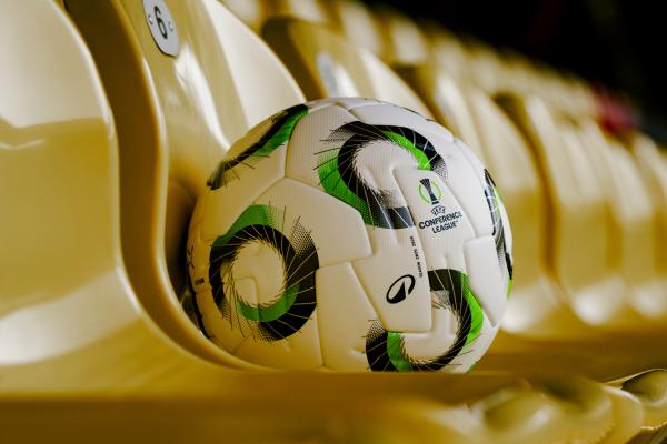 Bild 1 von 2: Der UEFA Conference-League-Ball der Saison 2025-2026 während der ServusTV-Übertragung der \