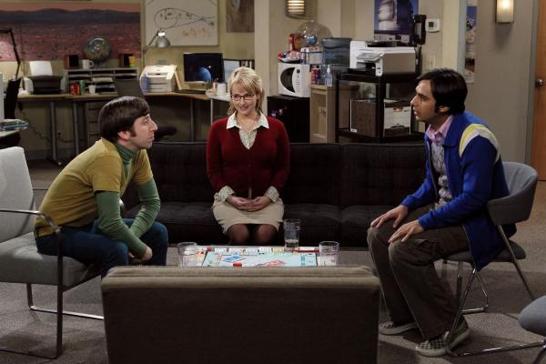 Bild 1 von 43: Raj (Kunal Nayyar, r.) verbringt die Nacht im Büro, da er mit einem ferngesteuerten Teleskop Planeten beobachten will. Howard (Simon Helberg, l.) und Bernadette (Melissa Rauch, M.) leisten ihm Gesellschaft, doch schon bald ist Raj von dem Pärchen völlig genervt ...