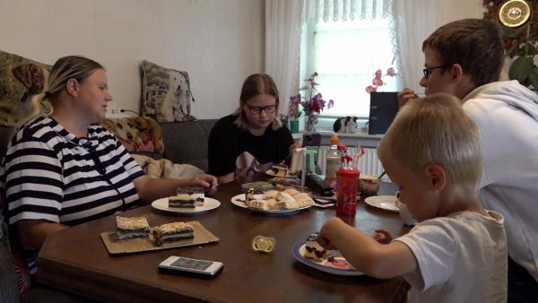 Bild 1 von 4: S13E24: Bei Sandra und ihren Kindern ist die Stimmung ausgelassen: Nach einem wichtigen Termin beim Jugendamt steht fest, dass nun nicht mehr Rostock, sondern die Stadt Norden zuständig ist. Damit kann der neue Lebensabschnitt der Familie in Ostfriesland offiziell beginnen.