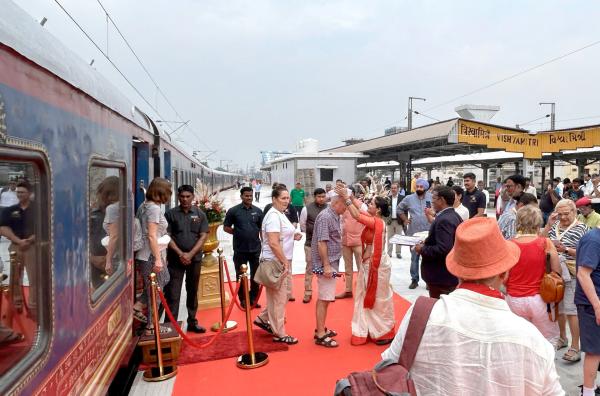 Bild 1 von 3: In Vadodara wird für die Fahrgäste des Luxuszugs ?Deccan Odyssey? der rote Teppich ausgerollt.
