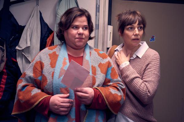 Bild 1 von 5: Elli (Nadine Wrietz, l.) und Claudia (Charlotte Bohning, r.) haben eine Neuigkeit, die sie ihrem Sohn nicht länger vorenthalten können.