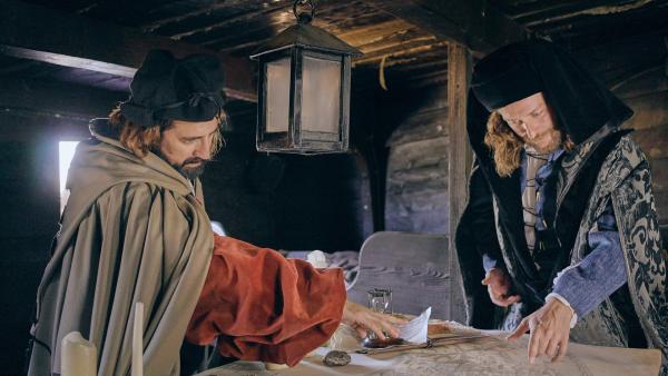 Bild 1 von 14: Amergio Vespucci (Michele Guidi, r.) ließ sich von den Fahrten seines Freundes Christoph Kolumbus (Pedro Alvarez Molina, l.) inspirieren.