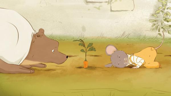 Bild 1 von 4: Karottendiebe haben im Garten ihr Unwesen getrieben. Ernest (li.) und Celestine (re.) untersuchen den Fall.