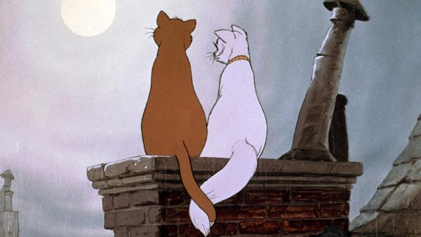 Bild 1 von 12: Die ebenso betagte wie vermögende Madame Adelaide Bonfamille setzt ihre geliebte Katze Duchesse und deren Kinder Marie, Toulouse und Berlioz als Erben ein. Damit enttäuscht sie ihren Butler Edgar, der die Katzenfamilie daraufhin heimlich verschwinden lässt, um sich das Erbe doch noch zu sichern. Die verwöhnten Hauskatzen finden sich plötzlich außerhalb der Stadt wieder und versuchen nun, auf eigene Faust zurück nach Hause zu gelangen. Unterstützt werden sie dabei von Thomas O´Malley, einem Straßenkater, der ein Auge auf Duchesse geworfen hat.