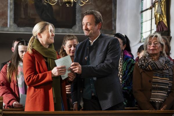 Bild 1 von 5: Gregor (Holger Matthias Wilhelm) wird mit Vera (Sybille Waury) in der Kirche bewusst, dass eine Kleinigkeit es nicht wert ist an Weihnachten mit Joseph zerstritten zu sein.