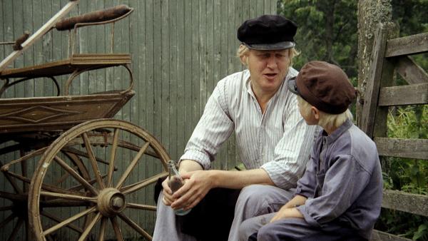 Bild 1 von 6: Michel (Jan Ohlsson, r.) und sein bester Freund Alfred (Björn Gustafson, l.).