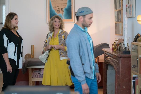 Bild 1 von 7: (v.l.n.r.) Capucine Borelli (Charlotte Gaccio); Candice Renoir (Cécile Bois); Mehdi Badhou (Ali Marhyar)