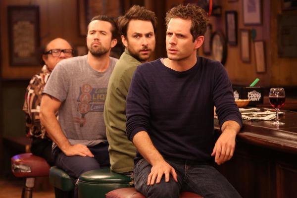 Bild 1 von 8: (v.l.n.r.) Frank Reynolds (Danny DeVito); Mac (Rob McElhenney); Charlie Kelly (Charlie Day); Dennis Reynolds (Glenn Howerton)