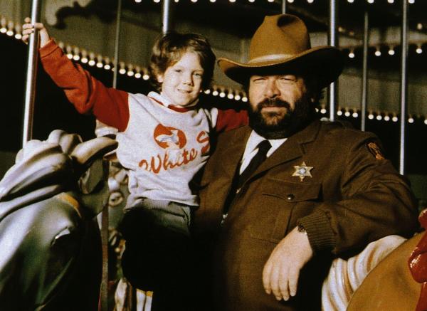 Bild 1 von 1: Sheriff Spencer (Bud Spencer, re.) hat auf einem Rummelplatz einen außergewöhnlichen Jungen aufgegabelt: