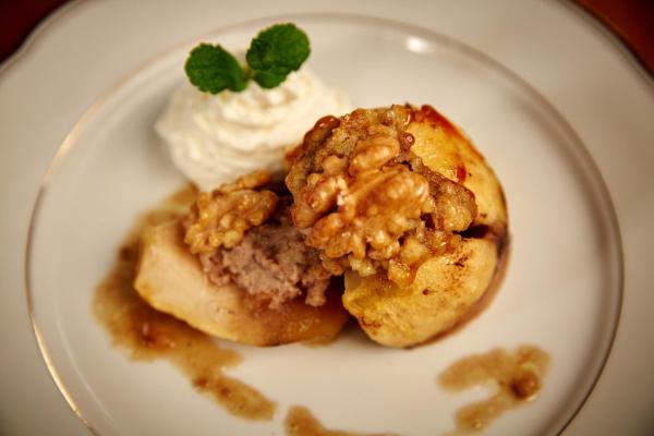 Bild 1 von 14: Im Bild: Bratapfel mit Maronikern.