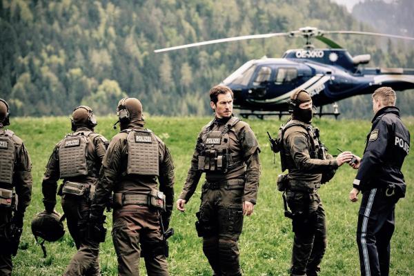 Bild 1 von 10: Im Bild: Bei der Verfolgung nach Rechtsanwalt Klaus Burg unterstützt das SEK Alpin um Teamleiter Andreas Frey (Stefan Murr, mi.) die Polizei bei der Suche.