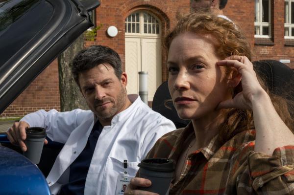 Bild 1 von 22: Dr. Erik Behrens (Daniel Buder, l.); Dr. Lea Wolff (Sina-Valeska Jung, r.)