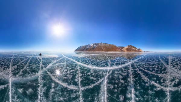 Bild 1 von 2: Der Baikalsee ist von November bis Mai zugefroren. Sein zwei Meter dickes Eis ist glasklar und von Methangas-Blasen durchsetzt.