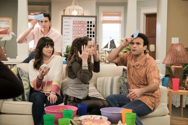Bild 1 von 11: (v.l.n.r.) Geoff Schwartz (Sam Lerner); Erica Goldberg (Hayley Orrantia); Joanne Schwartz (Beth Triffon); Barry Goldberg (Troy Gentile)