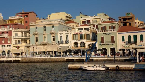 Bild 1 von 3: In den Tavernen an der Hafenpromenade von Agios Nikolaos herrscht reges Treiben.