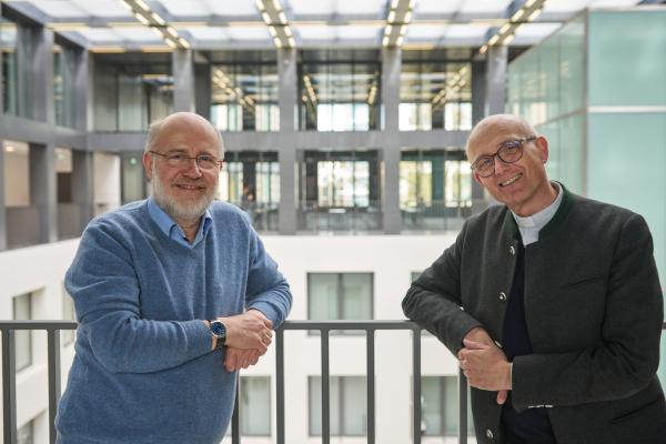 Bild 1 von 1: In Frankfurt, wo arm und reich dicht beieinanderliegen, diskutieren die Freunde Harald Lesch (l.) und Thomas Schwartz (r.) darüber, wie es um die Solidarität in unserer Gesellschaft bestellt ist.