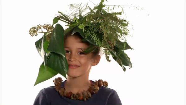 Bild 1 von 2: So kann ein Kopfschmuck mit vielen Sachen aus dem Wald aussehen.