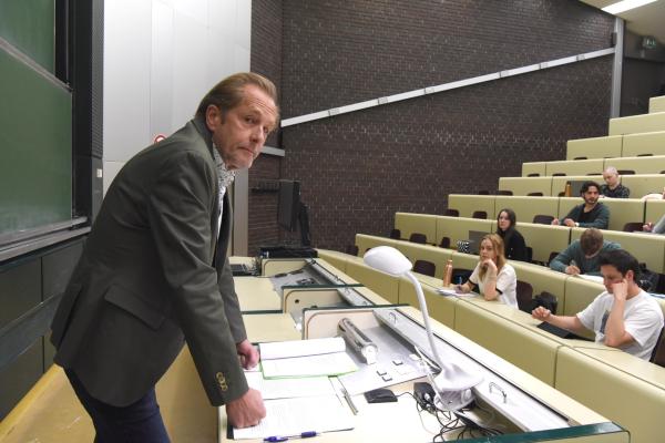Bild 1 von 4: Spurensicherer Franz Wohlfahrt (Helmut Bohatsch) gibt an der  Universität eine Vorlesung vor Studenten (Komparsen).