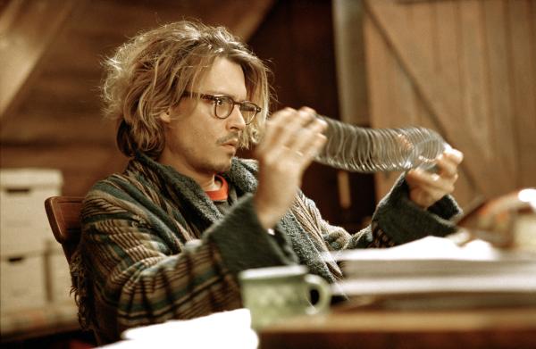 Bild 1 von 3: Der erfolgreiche Autor Mort Rainey (Johnny Depp) hat eine Schreibblockade, die ihn am Arbeiten hindert.