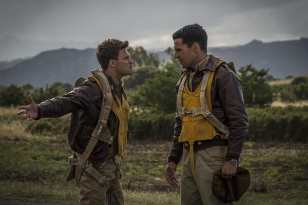 Bild 1 von 7: McWatt (Jon Rudnitsky, l.); Yossarian (Christopher Abbott, r.)