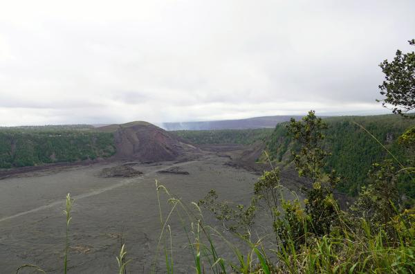 Bild 1 von 8: Der Krater Kilauea Iki ist nicht mehr aktiv.