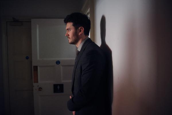 Bild 1 von 7: DS Luke Nash (Kerr Logan) soll im Fall von Ingrids  Stalking-Vorwürfen ermitteln.