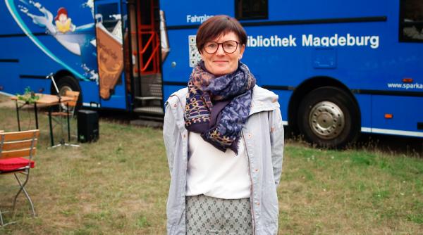 Bild 1 von 5: Doreen Potrzeba, Leiterin der Fahrbibliothek, vor dem Bus, der täglich durch Magdeburg fährt.