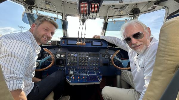 Bild 1 von 3: Moderator Johannes Zenglein im Flugboot Do24 ATT mit Iren Dornier.