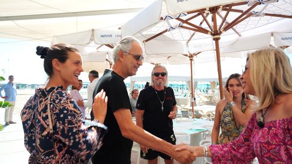 Bild 1 von 8: Carmen ist glücklich, dass sie Andrea Bocelli kennenlernen darf
