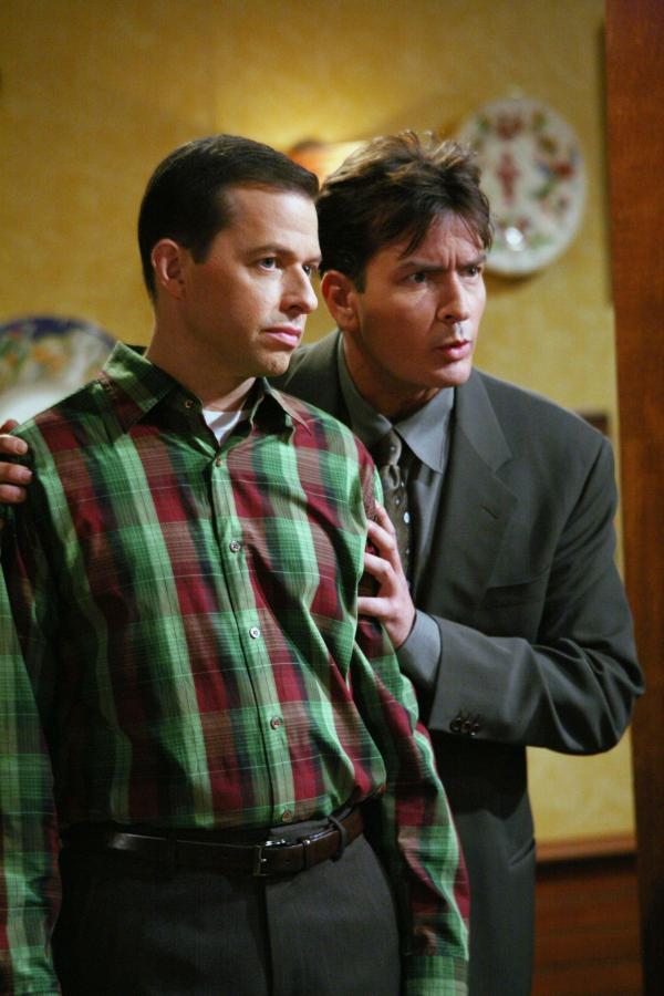 Bild 1 von 12: Charlie (Charlie Sheen, r.) hat endlich genug davon, sich immer mit der gleichen Sorte von Frauen abzugeben und lässt sich deshalb zu einem gemeinsamen Abendessen mit seinem Bruder Alan (Jon Cryer, l.), dessen Freundin Donna und deren Freundin Linda, überreden ...
