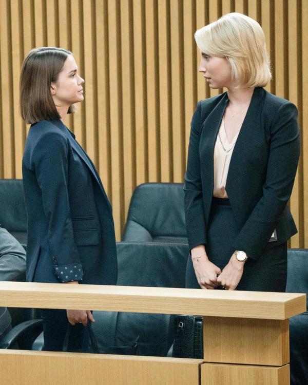 Bild 1 von 10: Im Bild: Maia Mitchell (Callie Adams Foster), Molly McCook (Rebecca).
