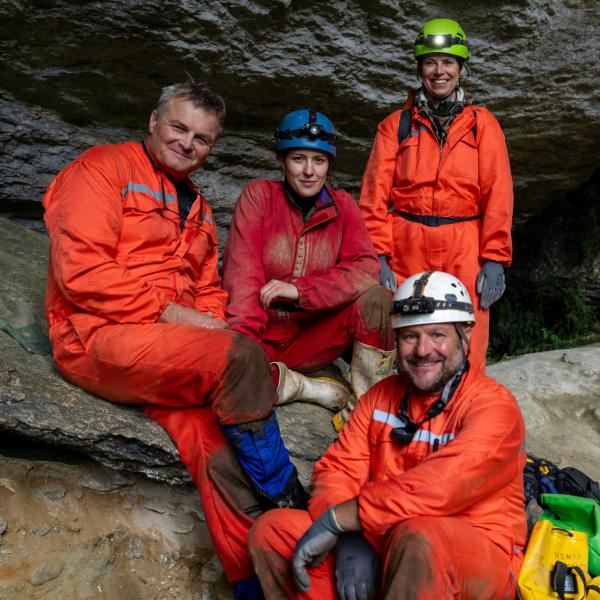 Bild 1 von 10: Nichts für schwache Nerven. Beim Dreh in einer Höhle in Neuseeland quetschte sich Hannah Emde und das gesamte Team durch kleine Gänge und Spalten um Glühwürmchen zu entdecken. Die Expedition hat sich gelohnt.