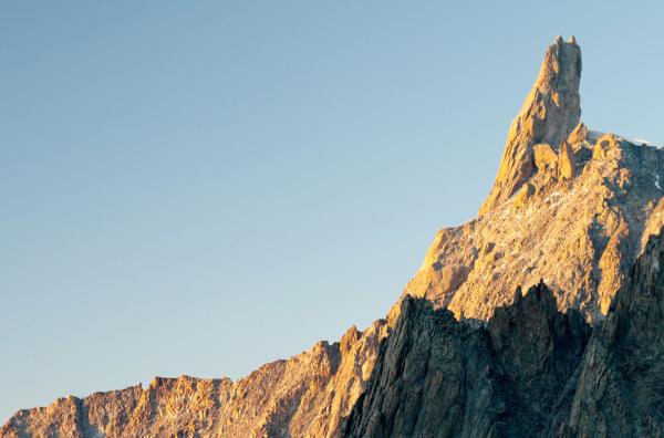 Bild 1 von 2: Blick auf die imposanten Gebirgslandschaften der Alpen: Der menschliche Einfluss führt jedoch zu ihrem Schaden, so sind die Gletscher des Mont Blanc seit 1850 um fast 70 Prozent geschrumpft.