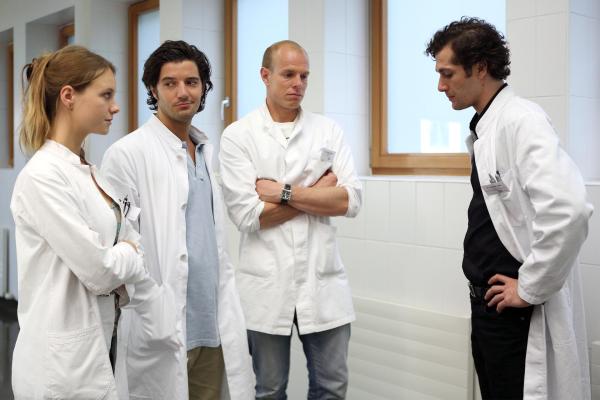 Bild 1 von 37: Im Bild (v.li.): Anna Unterberger (Kathi Rohrmoser), Manuel Mairhofer (Bernd Wehrburg), Martin Laue (Christoph Inninger), Stefan Leonhardsberger (Thomas Lang).