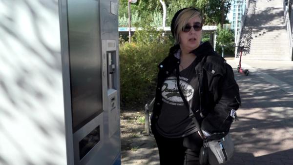 Bild 1 von 2: Seit vier Jahren sucht Jana dringend eine eigene Wohnung. Bei einer neuen Besichtigung hofft die fünffache Mutter auf Erfolg.