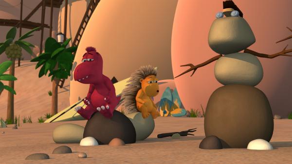 Bild 1 von 4: Oskar und Matilda sind traurig, dass Kokosnuss sie bald verlassen wird, um König in einem weit entfernten Land zu werden.