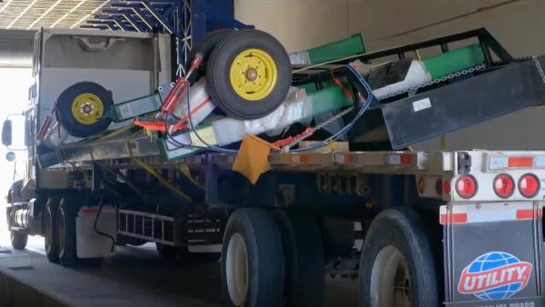 Bild 1 von 3: Was auf den ersten Blick wie ein gewöhnlicher LKW aussieht, entpuppt sich bei der Kontrolle an der World Trade Bridge als ausgeklügeltes Schmuggelversteck.