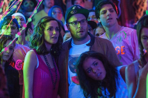 Bild 1 von 20: Sind von den wilden Verbindungspartys, die in ihrem Nachbarhaus stattfinden, geschockt und fassen einen Plan, um diese zu unterbinden: Kelly (Rose Byrne, Mitte l.) und Mac Radner (Seth Rogen, Mitte r.) ...