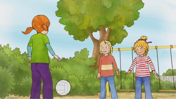 Bild 1 von 3: Schon am Umzugstag erwartet Conni eine Überraschung. Auf dem nahe gelegenen Spielplatz trifft sie Anna, die ihre neue Freundin wird und sogar in den gleichen Kindergarten geht wie Conni.