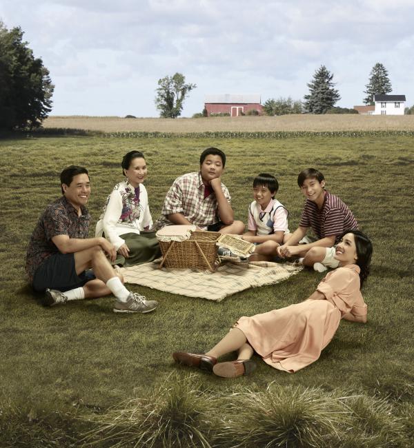 Bild 1 von 15: (5. Staffel) - (v.l.n.r.) Louis Huang (Randall Park); Grandma Huang (Lucille Soong); Eddie Huang (Hudson Yang); Evan Huang (Ian Chen); Emery Huang (Forrest Wheeler); Jessica Huang (Constance Wu)