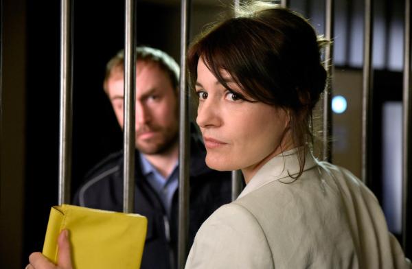 Bild 1 von 2: Im Bild: Philipp Oehme (Polizist), Nicolette Krebitz (Katrin Wiedemann).