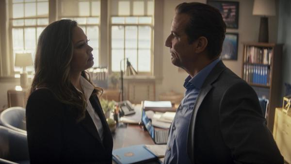Bild 1 von 11: Jane Tennant (Vanessa Lachey, l.); John Swift (Henry Ian Cusick, r.)
