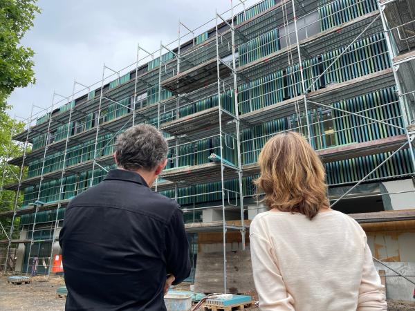 Bild 1 von 12: Bunte Holzpaneele vor den Fenstern, ein begrüntes Dach oder sogar Fassaden - es gibt viele Lösungen, einen Neubau vogelfreundlich zu gestalten.